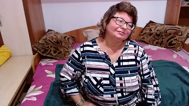 Snapshot of SweetMommaX chatting on 10.16.25 SweetMommaX online show from 10.16.25