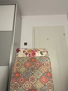 snow flakee online show from 02.27.25