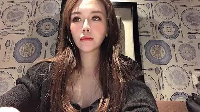 Snapshot of Tw_Zoella chatting on 12.03.24 Tw Zoella online show from 12.03.24