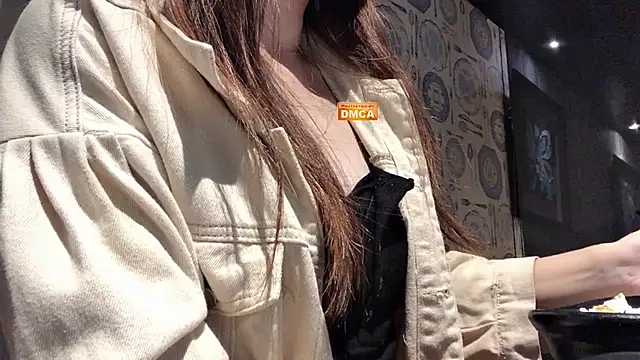 Snapshot of Tw_Zoella chatting on 12.04.24 Tw Zoella online show from 12.04.24