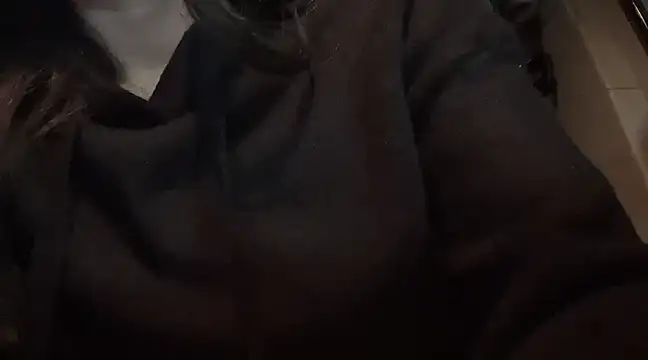 Snapshot of Tw_Zoella chatting on 02.04.25 Tw Zoella online show from 02.04.25