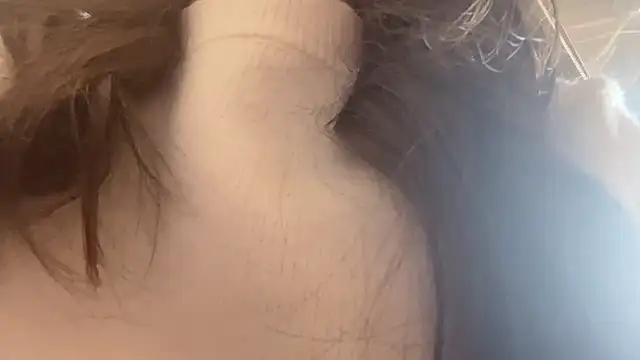 Snapshot of Tw_Zoella chatting on 02.11.25 Tw Zoella online show from 02.11.25