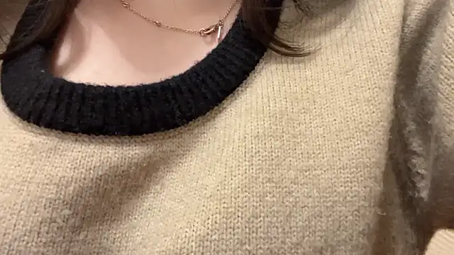 Snapshot of Tw_Zoella chatting on 02.12.25 Tw Zoella online show from 02.12.25