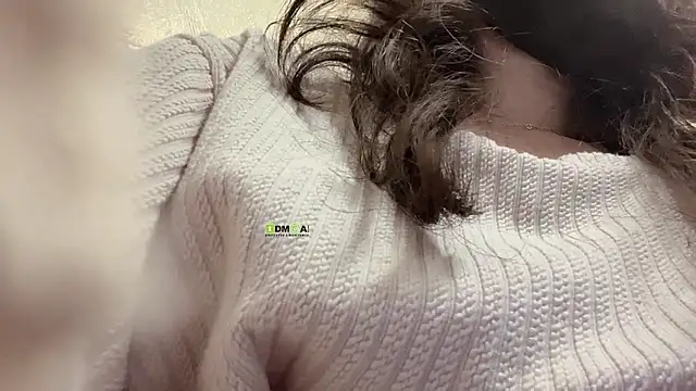 Snapshot of Tw_Zoella chatting on 03.16.25 Tw Zoella online show from 03.16.25