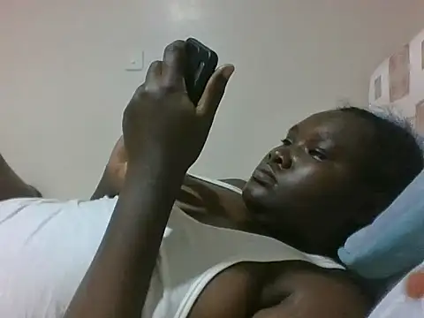 Snapshot of queen_aria19 chatting on 12.15.25 queen aria19 online show from 12.15.25