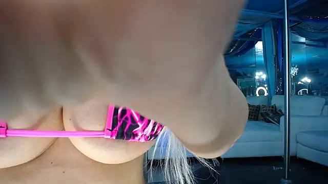 Snapshot of ADRIANNA_FOX chatting on 09.27.25 ADRIANNA FOX online show from 09.27.25