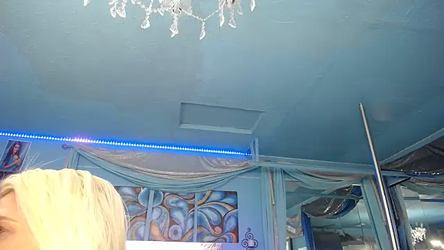 Snapshot of ADRIANNA_FOX chatting on 10.14.25 ADRIANNA FOX online show from 10.14.25