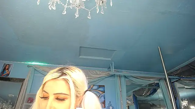 Snapshot of ADRIANNA_FOX chatting on 11.03.25 ADRIANNA FOX online show from 11.03.25