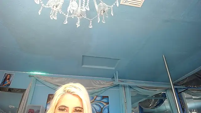 Snapshot of ADRIANNA_FOX chatting on 11.19.25 ADRIANNA FOX online show from 11.19.25