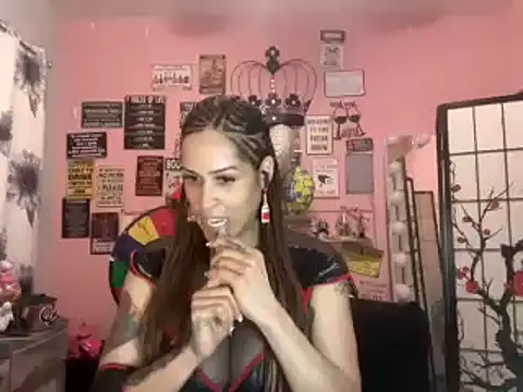 Snapshot of latinacubana chatting on 01.11.25 latinacubana online show from 01.11.25