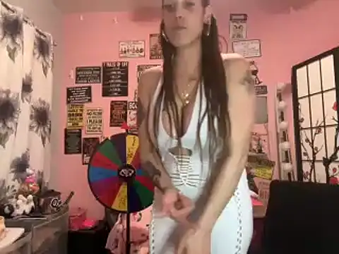 Snapshot of latinacubana chatting on 01.13.25 latinacubana online show from 01.13.25