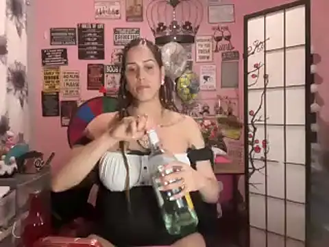 Snapshot of latinacubana chatting on 01.18.25 latinacubana online show from 01.18.25