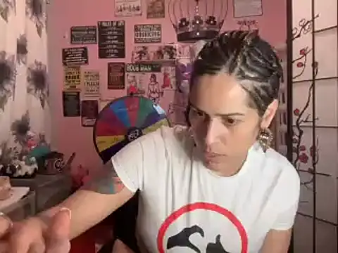 Snapshot of latinacubana chatting on 01.22.25 latinacubana online show from 01.22.25