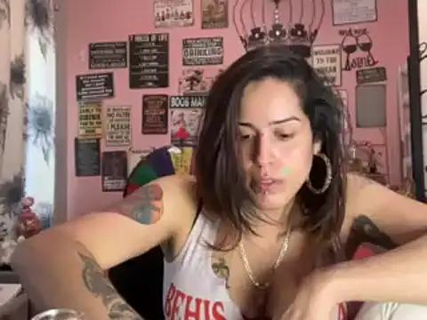 Snapshot of latinacubana chatting on 01.30.25 latinacubana online show from 01.30.25