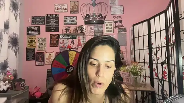 Snapshot of latinacubana chatting on 02.01.25 latinacubana online show from 02.01.25