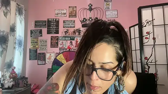 Snapshot of latinacubana chatting on 02.05.25 latinacubana online show from 02.05.25