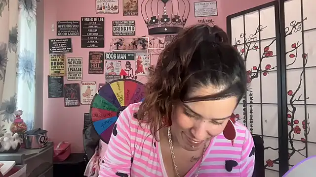 Snapshot of latinacubana chatting on 02.15.25 latinacubana online show from 02.15.25