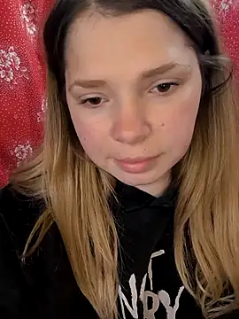 Snapshot of Zuli_Kiska chatting on 04.11.26 Zuli Kiska online show from 04.11.26