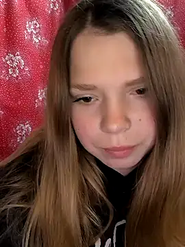 Snapshot of Zuli_Kiska chatting on 04.19.26 Zuli Kiska online show from 04.19.26
