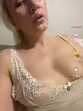 Snapshot of YourBlondee chatting on 06.08.26 YourBlondee online show from 06.08.26