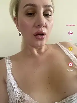 Snapshot of YourBlondee chatting on 06.09.26 YourBlondee online show from 06.09.26