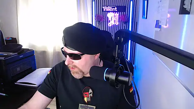 Snapshot of DerPornoPete chatting on 06.14.26 DerPornoPete online show from 06.14.26