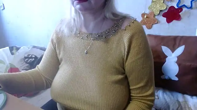 Snapshot of QueenLana chatting on 02.28.25 QueenLana online show from 02.28.25