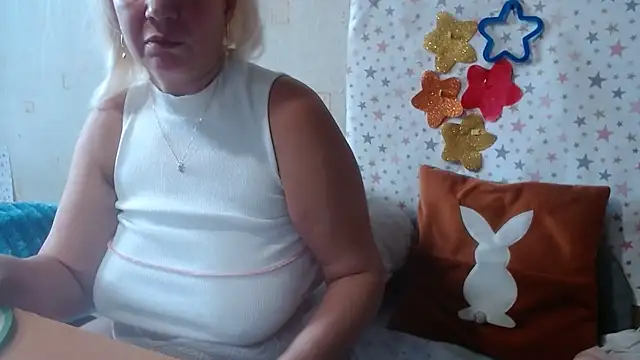 Snapshot of QueenLana chatting on 10.17.25 QueenLana online show from 10.17.25