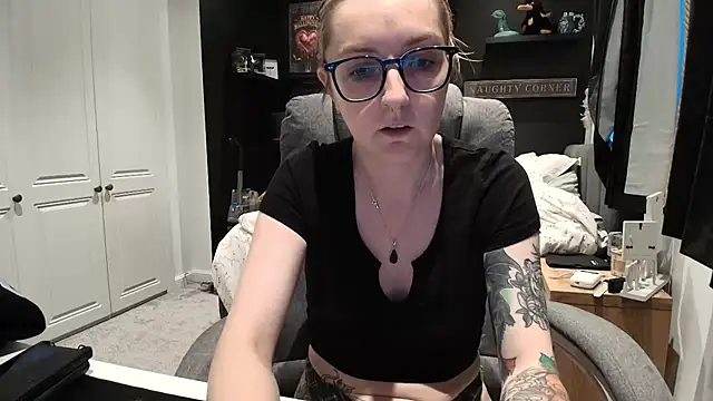 Snapshot of short_sweetpea chatting on 09.22.25 short sweetpea online show from 09.22.25