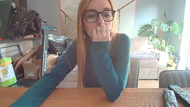 Snapshot of short_sweetpea chatting on 10.04.25 short sweetpea online show from 10.04.25