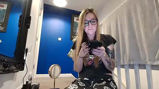 Snapshot of short_sweetpea chatting on 10.12.25 short sweetpea online show from 10.12.25