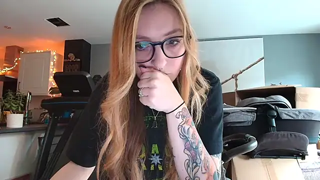 Snapshot of short_sweetpea chatting on 10.17.25 short sweetpea online show from 10.17.25
