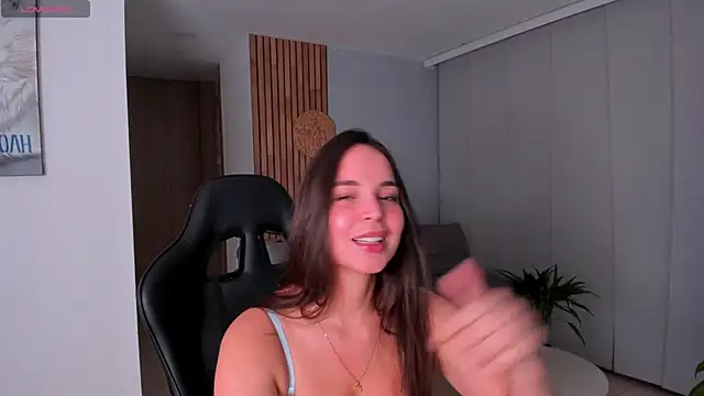 Snapshot of AnnieHallX chatting on 04.28.26 AnnieHallX online show from 04.28.26
