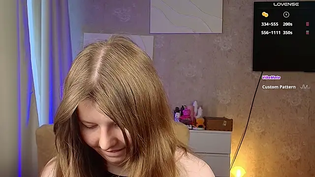 Snapshot of Vivian_cutie chatting on 04.23.26 Vivian cutie online show from 04.23.26