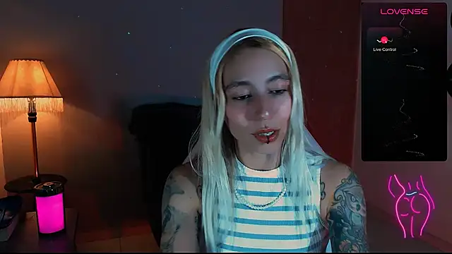 Snapshot of Saucy_Jenn chatting on 12.25.24 Saucy Jenn online show from 12.25.24