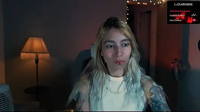 Snapshot of Saucy_Jenn chatting on 01.26.25 Saucy Jenn online show from 01.26.25