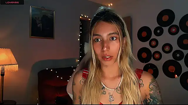 Snapshot of Saucy_Jenn chatting on 02.23.25 Saucy Jenn online show from 02.23.25