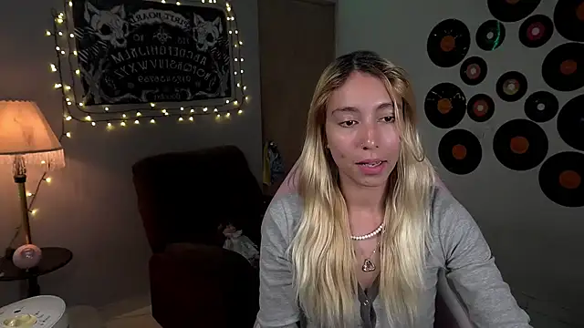 Snapshot of Saucy_Jenn chatting on 03.16.25 Saucy Jenn online show from 03.16.25