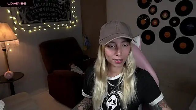 Snapshot of Saucy_Jenn chatting on 03.22.25 Saucy Jenn online show from 03.22.25
