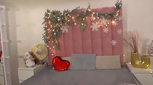 Snapshot of Edenne chatting on 12.20.24 Edenne online show from 12.20.24