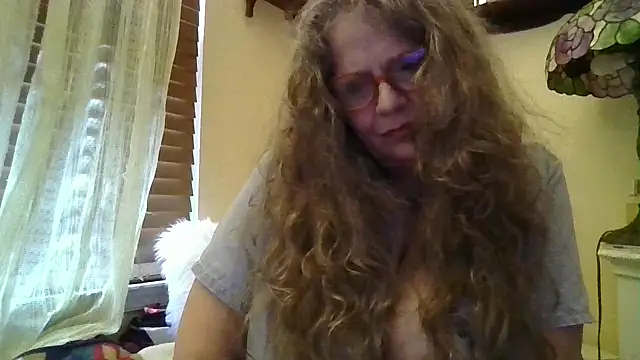 Snapshot of DestineeLoverGirl chatting on 03.27.26 DestineeLoverGirl online show from 03.27.26
