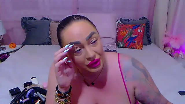 Snapshot of BustyVicky chatting on 09.27.25 BustyVicky online show from 09.27.25