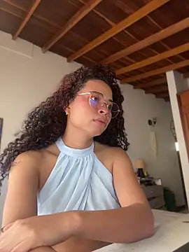 Snapshot of GabriSaenz chatting on 05.20.26 GabriSaenz online show from 05.20.26