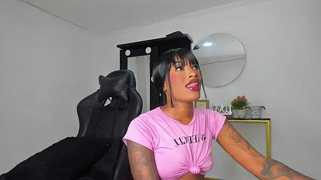 Snapshot of Emattaylor chatting on 11.07.25 Emattaylor online show from 11.07.25