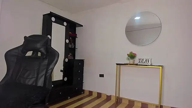 Snapshot of Emattaylor chatting on 11.30.25 Emattaylor online show from 11.30.25