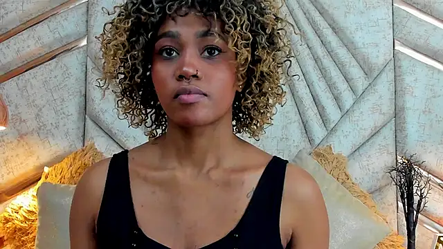 Snapshot of AgataRinaldi chatting on 10.27.25 AgataRinaldi online show from 10.27.25