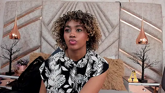 Snapshot of AgataRinaldi chatting on 11.18.25 AgataRinaldi online show from 11.18.25