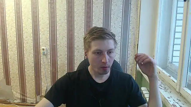 Snapshot of darienlarge chatting on 12.14.24 darienlarge online show from 12.14.24