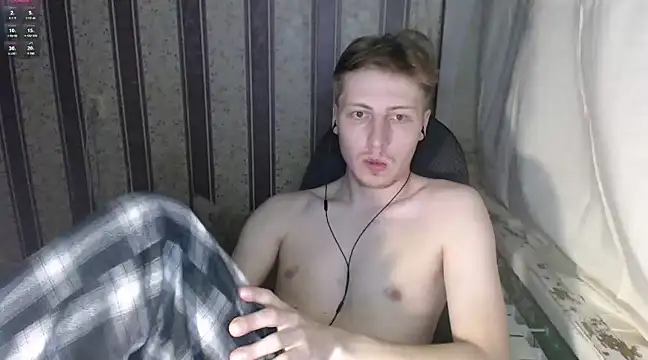 Snapshot of darienlarge chatting on 02.24.25 darienlarge online show from 02.24.25