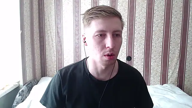 Snapshot of darienlarge chatting on 03.15.25 darienlarge online show from 03.15.25